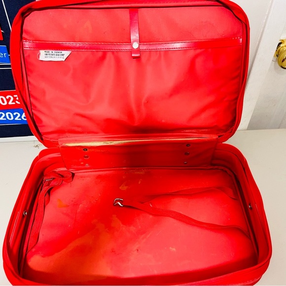 1980's vintage Care Bear Red Luggage READ! - Picture 12 of 16